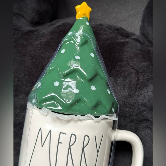 NWT Rae Dunn Merry Xmas Coffee Mug With Christmas Tree Lid Topper - Picture 2 of 5